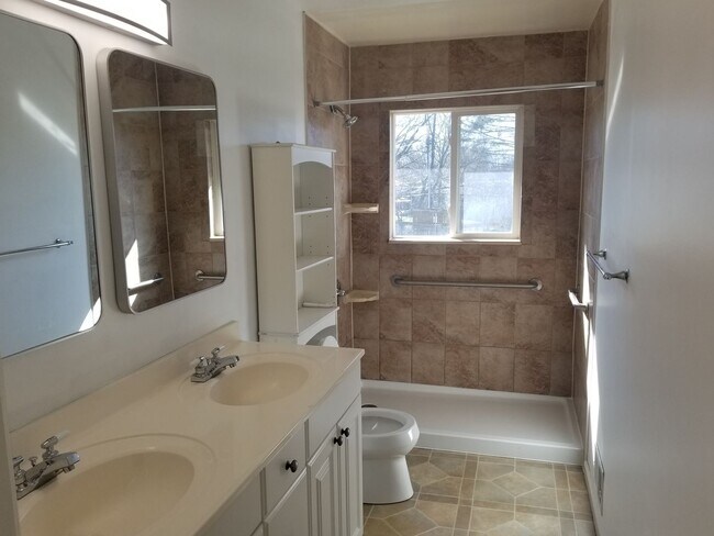 Building Photo - 577 Pinnacle Rd