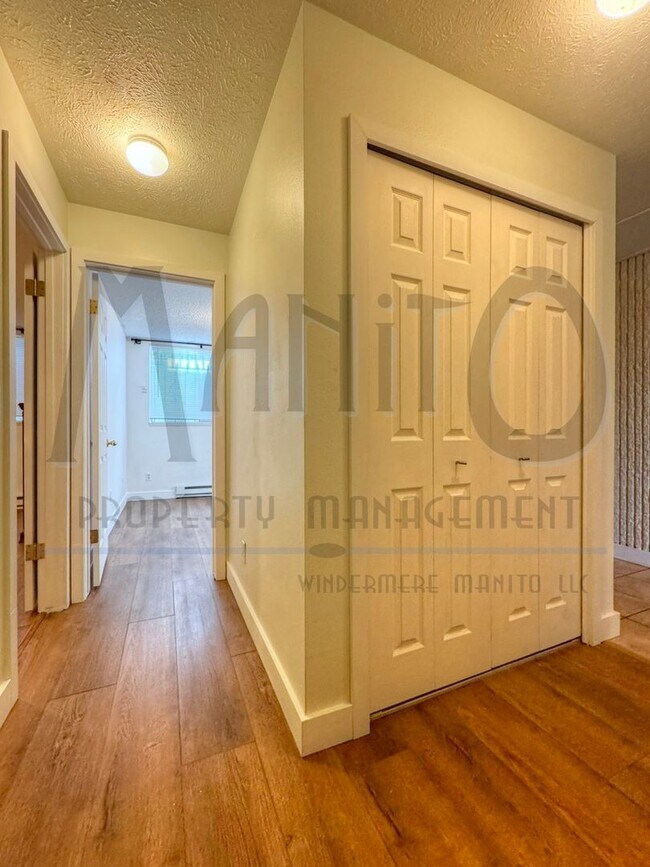 Building Photo - Spacious South Hill Condo