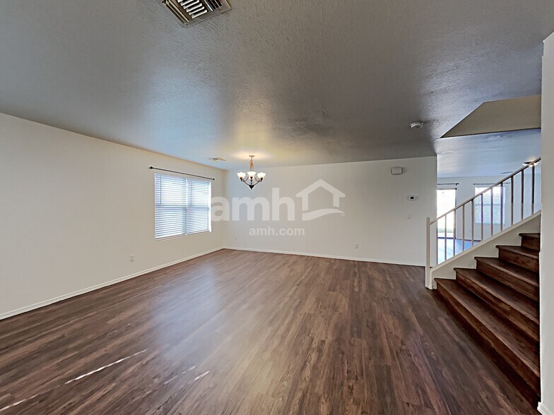 Building Photo - 5030 E Dale Ln