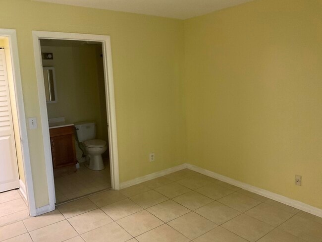 Building Photo - 310 Meadows Cir