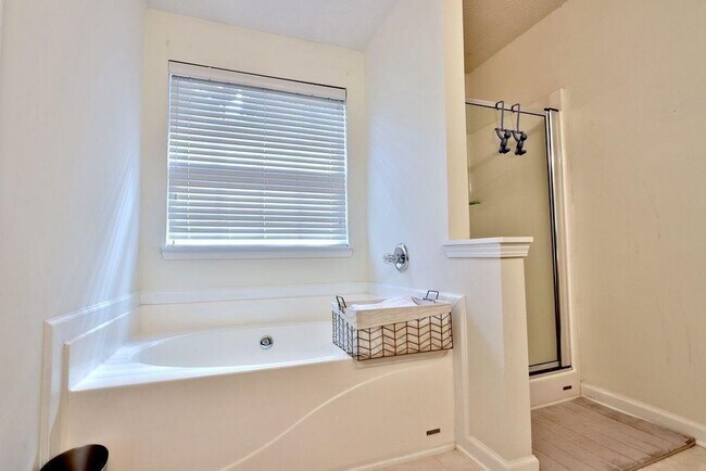 Building Photo - 3709 Hutchinson Trace Dr