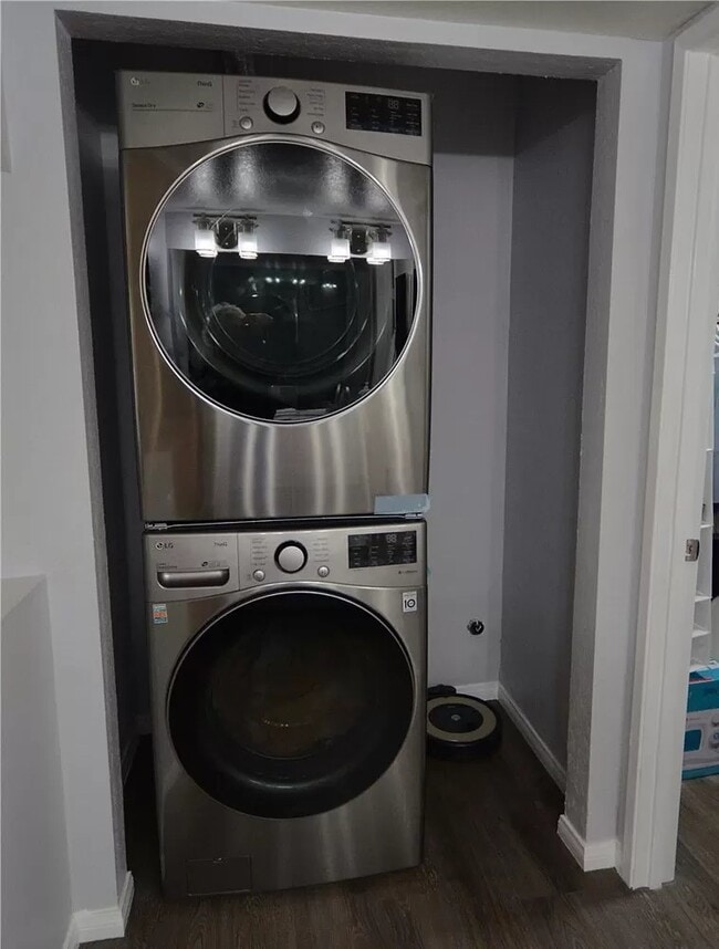 Building Photo - High-End Living in a Prime Area