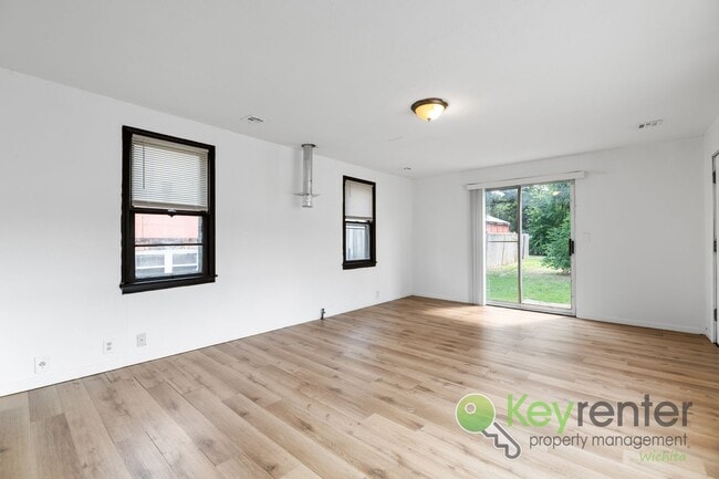 Building Photo - 3 Bedroom 1 Bath for rent | Seneca and McC...