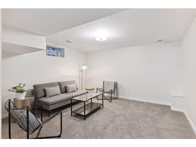 Building Photo - 953 17th Ave SE