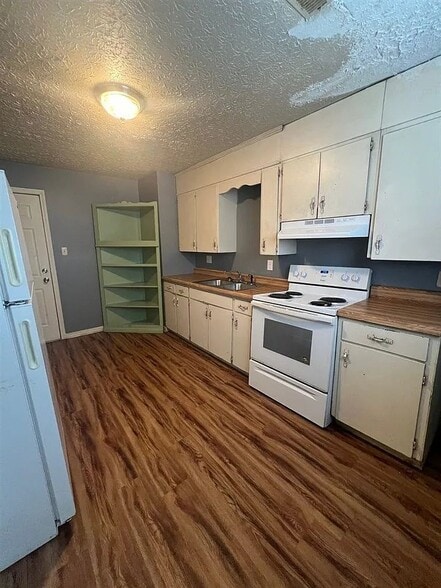 Building Photo - 102 E 2nd St