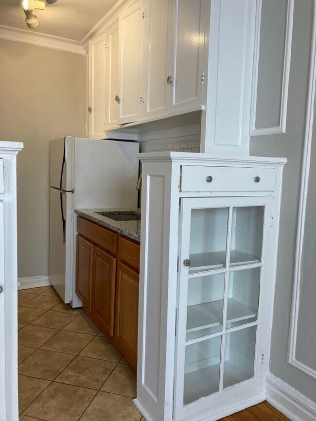 Building Photo - Edgewater Studio with Heat and Cooking Gas Included ~ No Security Deposit ~ Cat Friendly