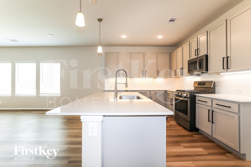 Building Photo - 811 Steam Rdg Ln