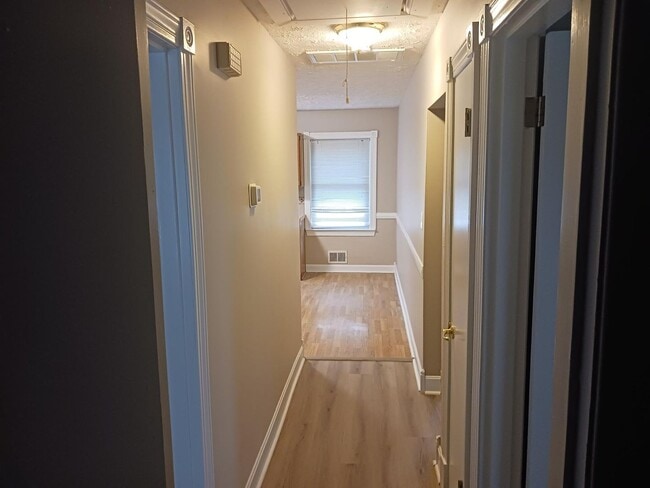 Building Photo - One Bedroom, one bath, brick home!