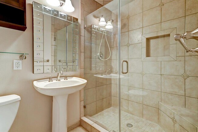 Building Photo - 2607 Avalon Pl