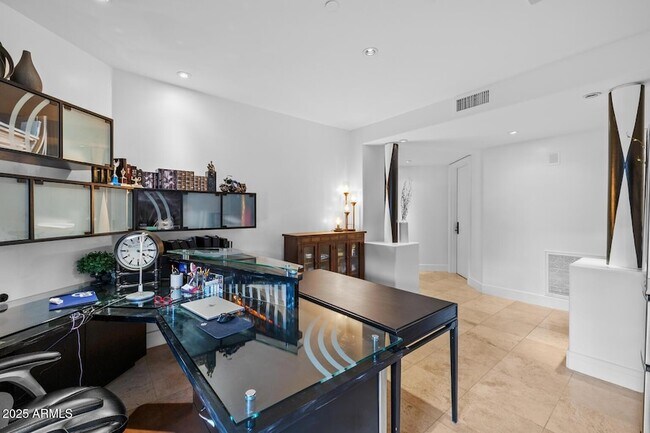 Building Photo - 2402 E Esplanade Ln