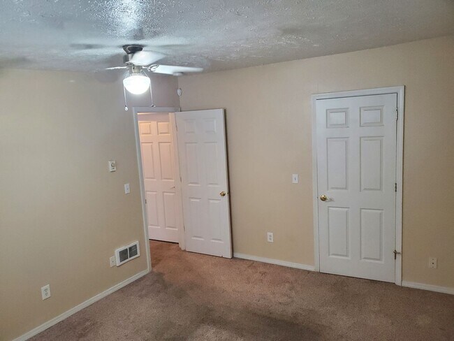 Building Photo - Spacious Centrally located 4 bed/2 bath ap...