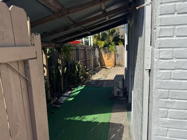 Building Photo - 1311 NE 42nd St