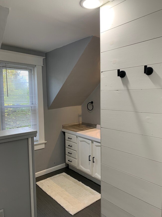 Upstairs Bathroom - 409 State St E