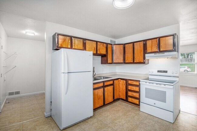 Building Photo - Beautiful 2BR/1BA Duplex in Independence!