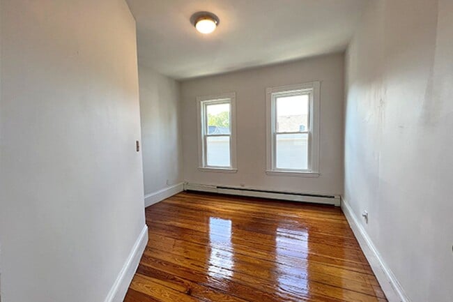 Building Photo - 9/1 Renovated, spacious 4BR/2.5BA w/d in unit!