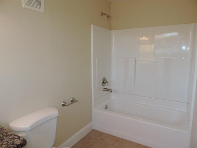 Building Photo - Dog Friendly - 4 Bedroom with Granite Counter tops.