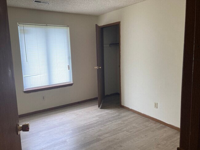 Building Photo - 722 Gordon Smith Blvd