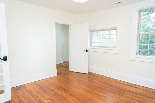 Building Photo - Large 4 Bedroom Home On Oakhurst Circle