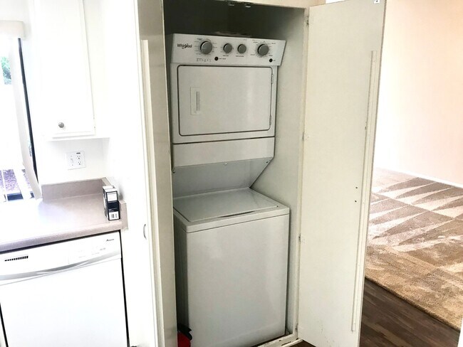 Building Photo - Two Bedroom, 2 Bathroom Condo in a Beautiful Community in Huntington!