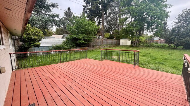 Building Photo - 1/2 Month Free - Charming Single-Level Home with Spacious Yard & Easy Portland Access
