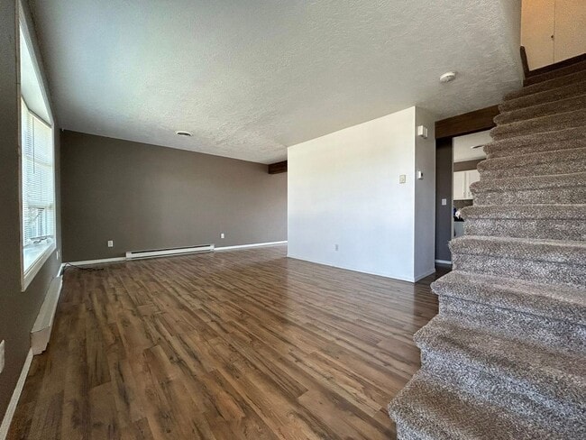 Building Photo - Lovely, Updated Townhome for Rent