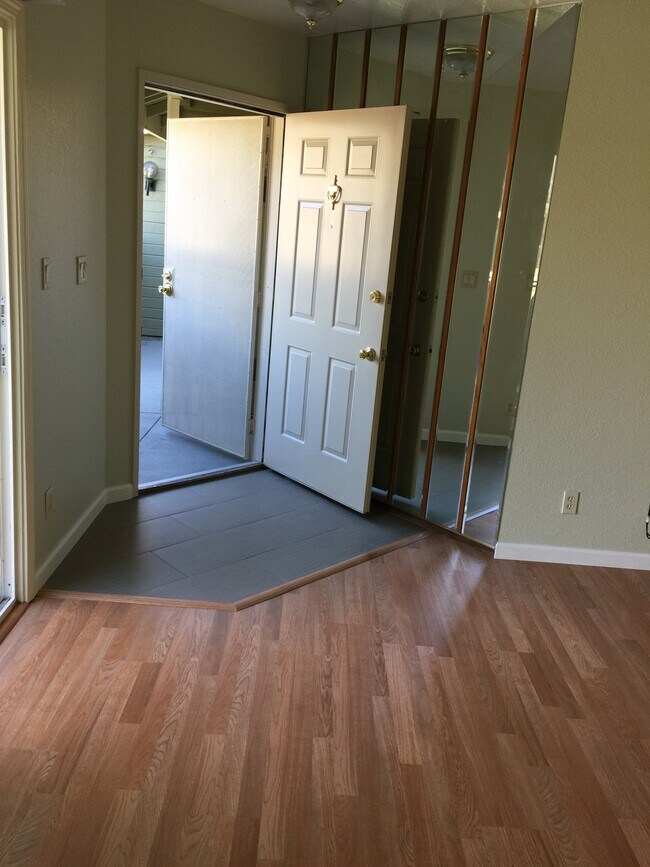 Building Photo - 363 Shadow Run Dr