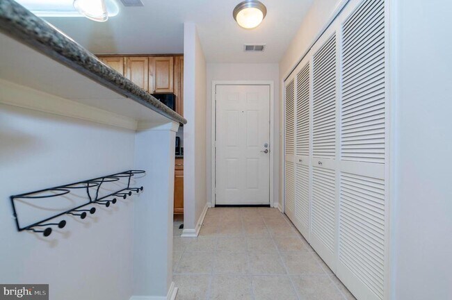 Building Photo - 3176 Summit Square Dr