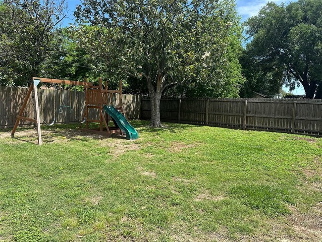 Building Photo - 1126 E Dartmouth Ln