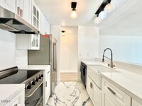 Building Photo - 326 E Surfside Dr