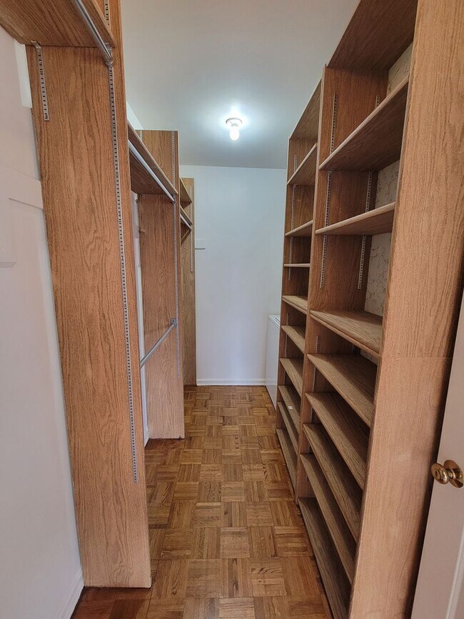 Building Photo - Spacious and Bright 2-level 1 BR in Adams Morgan