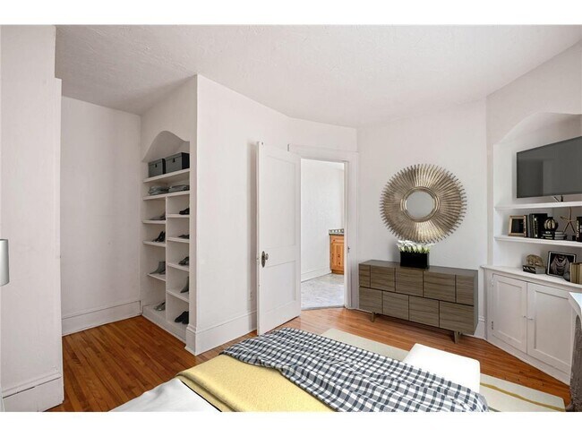 Building Photo - 1913 Emerson Ave S