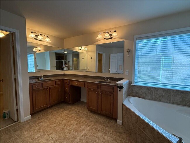 Building Photo - 2501 Royston Dr