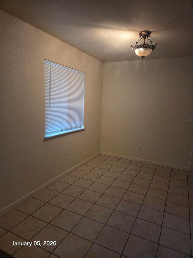 Building Photo - Great unit in a great neighborhood