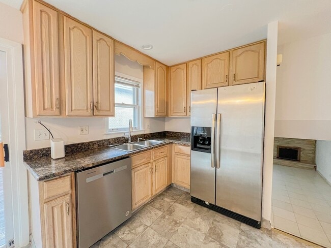 Building Photo - 4716 Thatcher Ave