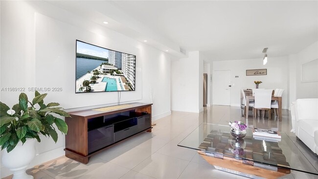 Building Photo - 300 Bayview Dr