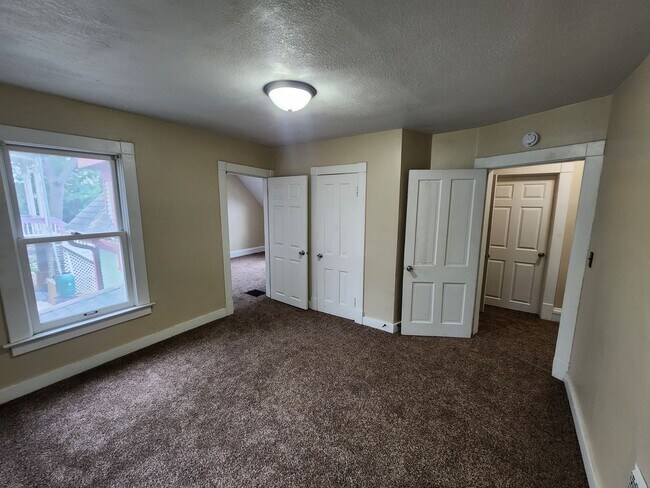 Building Photo - 603 Leclaire St