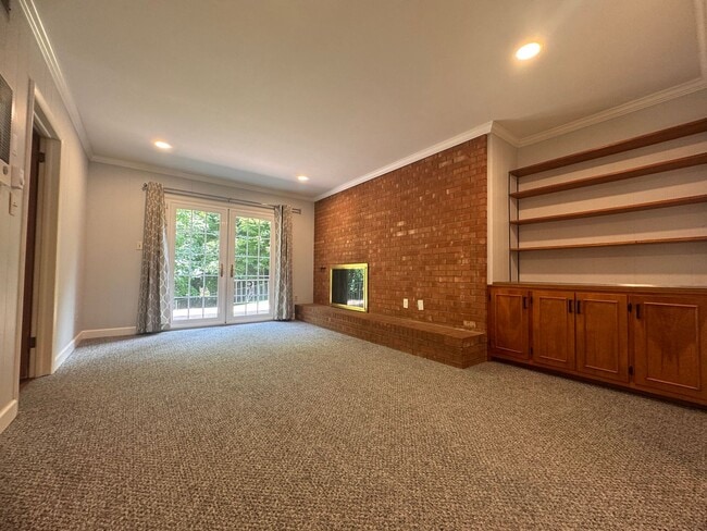 Building Photo - 4 Bedroom Jamestown Beauty!