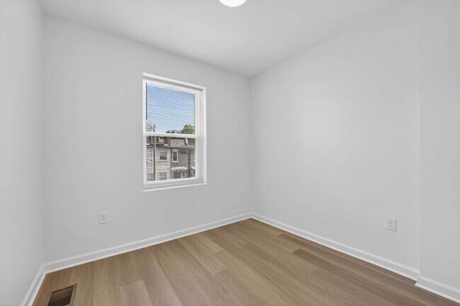 Building Photo - Spacious 6BR Rowhome in Prime DC Location