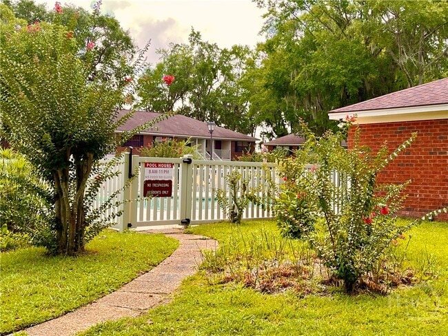 Building Photo - 19 Colony Park Dr