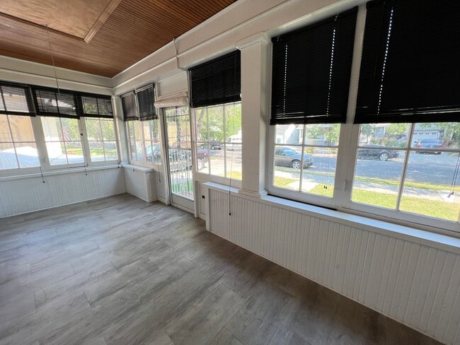 Building Photo - 3 bed 3 bath available!