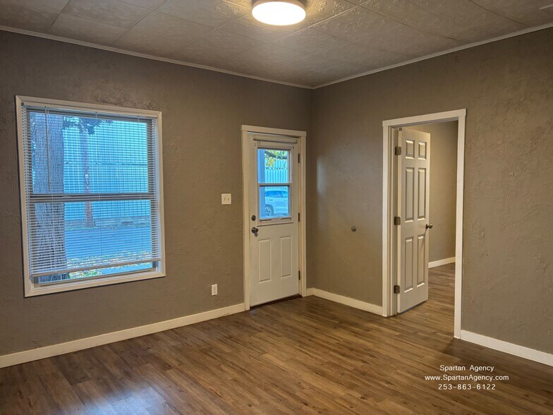 Building Photo - 1727 Pease Ave