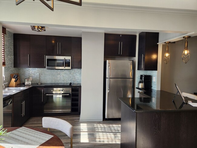 Building Photo - Elegant Fully Furnished  1bed+Den/2bath wi...