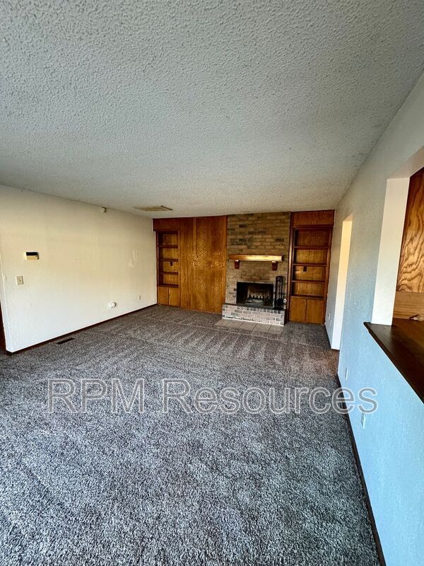 Building Photo - 7002 Woodlake Dr