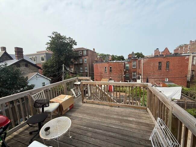 Building Photo - 10 Moreland St