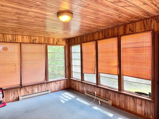 Building Photo - LARGE HOUSE CLOSE TO DAHLGREN!