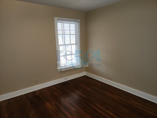 Building Photo - Great Find in Hillcrest! 2BR & 1 BA