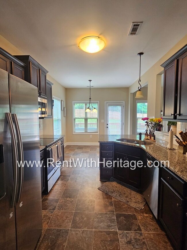 Building Photo - Gorgeous 3 bd / 2 bath / Attention to Deta...