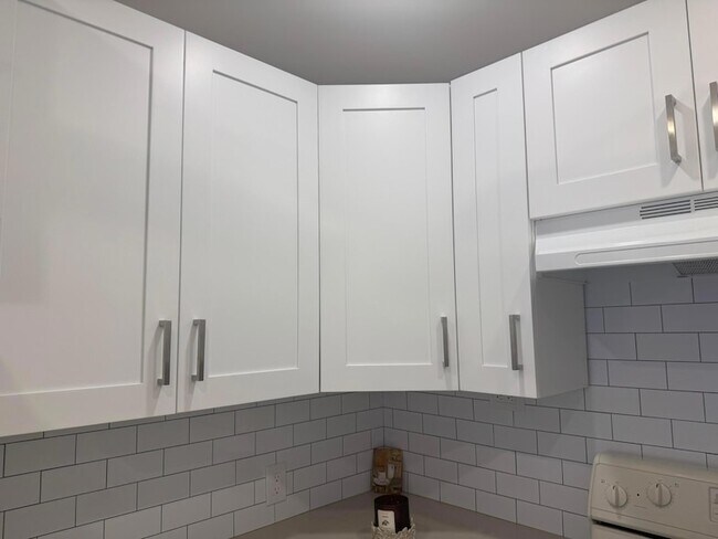Building Photo - 629 Fanshaw O
