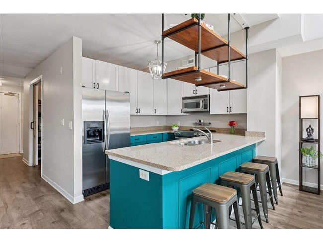 Building Photo - 640 Main St N