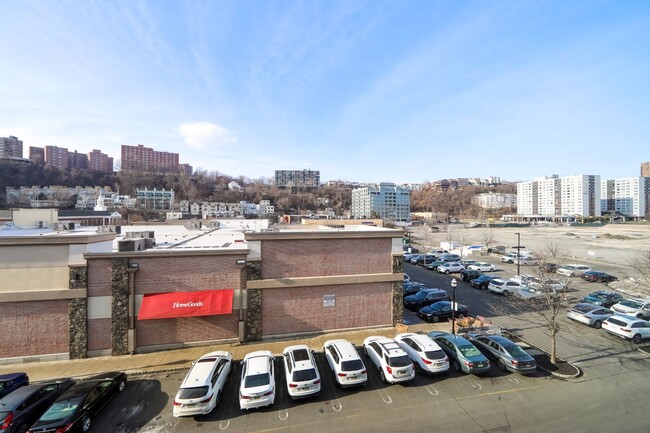 Building Photo - 1/Bedroom at Edgewater's top waterfront lo...